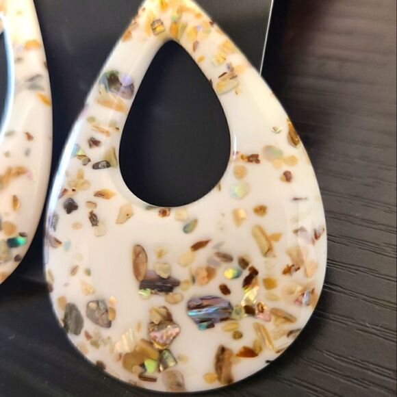 New White Acrylic Crushed Shell Teardrop Earrings - Picture 3 of 3
